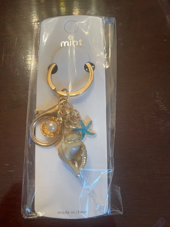 Gold Seashell Charm Keyring with Pearl & turquoise blue Starfish nwt conch - Picture 4 of 4